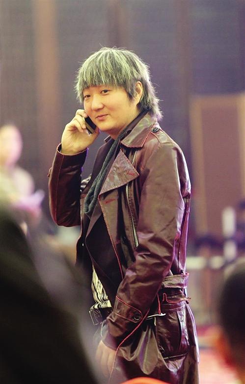 王大治亮相头发花白 网友:精神压力大愁的?(图)