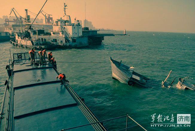 青岛警备区出动登陆艇救援遇险渔船(图)