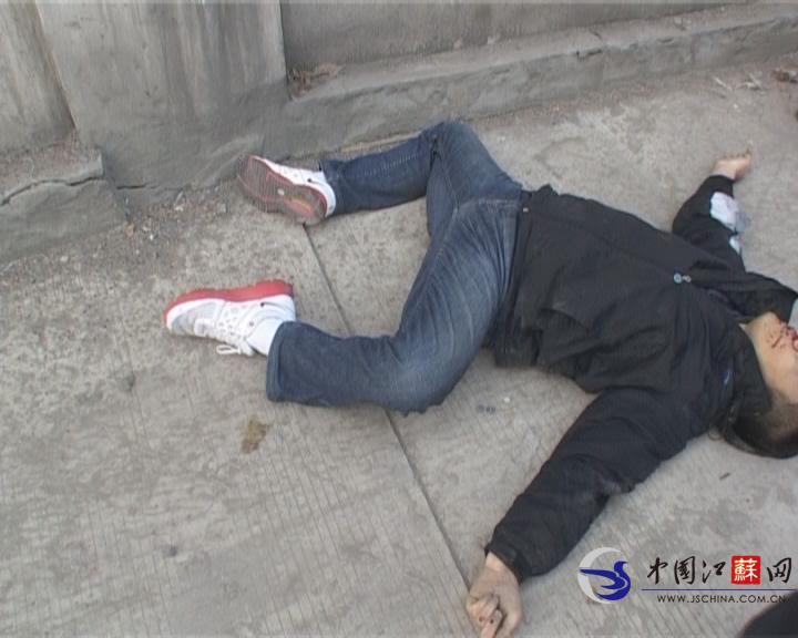 一男子从南京长江大桥纵身跳下 头部流血身亡(图)