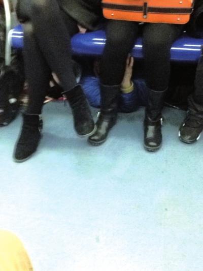 男子躲北京地铁座位下伸手偷摸女士腿部(图)