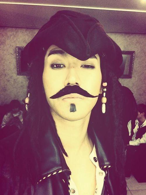 super junior成员崔始源模仿海盗 惟妙惟肖(图)