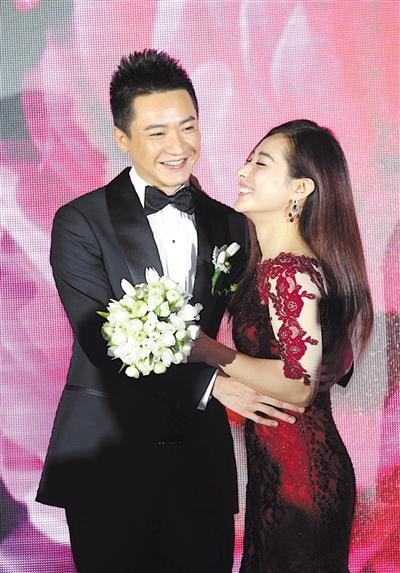 刘璇办婚礼答谢会 红衣亮相与丈夫甜蜜相拥(图)