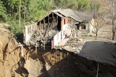 王加福的房子大部分被毁。