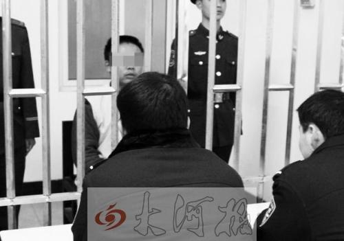 "昨日上午,舞阳县公安局的一名警官,面对几名十四五岁