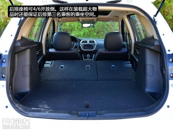 财经中心 汽车频道  锋驭前排座椅的头部空间非常充裕.