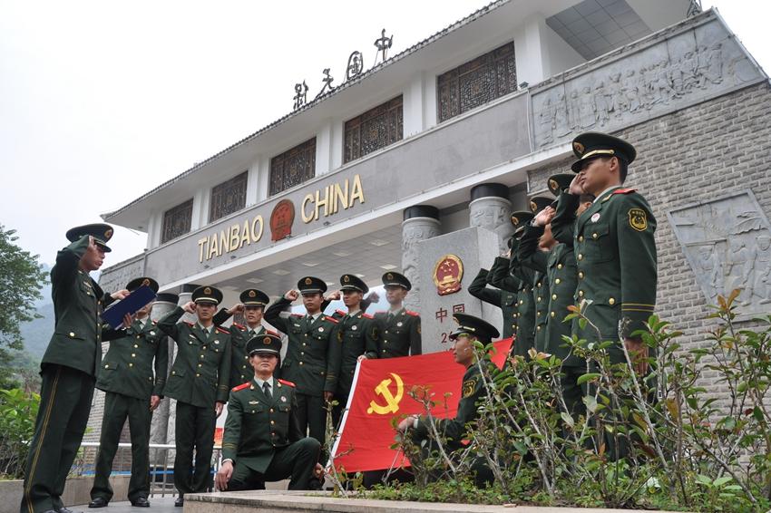 云南边防部队武装巡逻 宣誓纪念南京大屠杀(图)