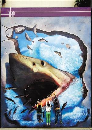 大鲨鱼张着血盆大口,呼之欲出.