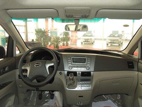 比亚迪 比亚迪M6 2.0 MT 舒适 2011款中控