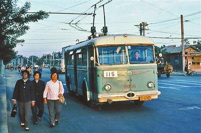 北京首条"油改电"无轨线路19日起开通