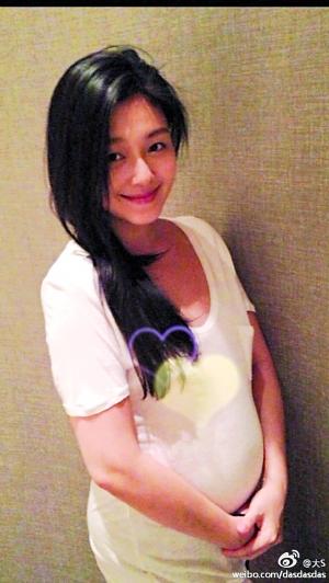 大s早前公开怀孕三个多月时的大肚照,肚子看起来比同期孕妇大很多.