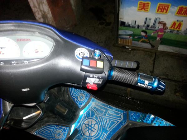 图片说明:查获的摩托车摩托车上安装的警报器