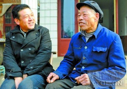 陈鹏年第十代嫡系子孙陈捍华(右)向后代讲述祖先的丰功伟绩(记者 张哲 摄)