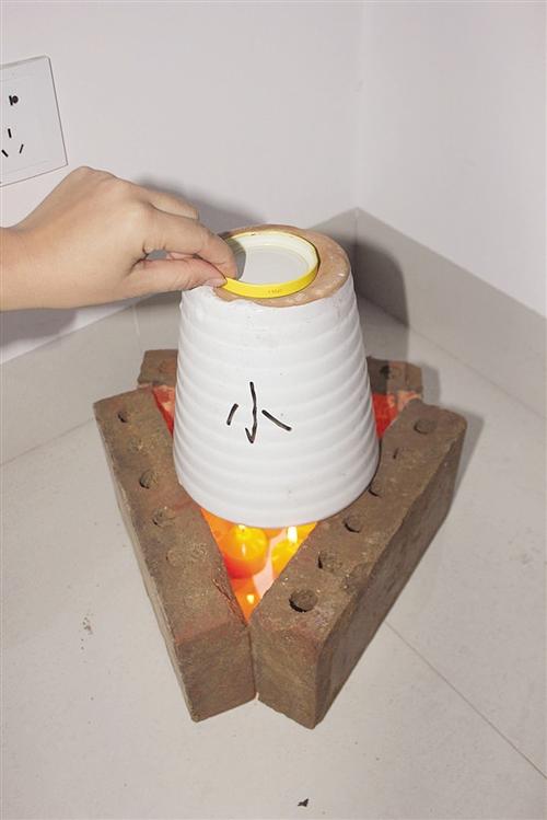 大学生用蜡烛花盆自制取暖神器 40分钟升温12.5℃