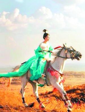 范冰冰开微博 晒"贵妃骑马"剧照(图)