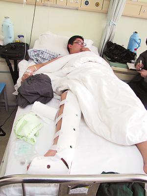 摔断腿的小冯躺在病床上.记者 汪洋 摄