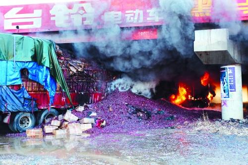 拖车载50吨鞭炮过涵洞摩擦爆燃 鞭炮炸1小时(图)-中新网