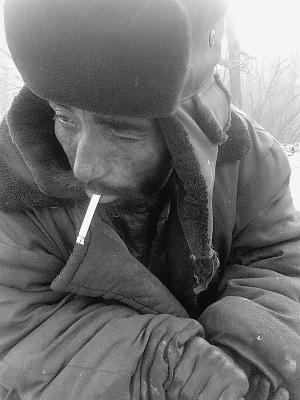 女子父亲走失四处寻找 发现俩流浪男子盼救助