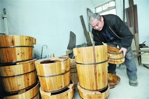 秦师傅制作的木桶全部运用古法技艺手工打造.