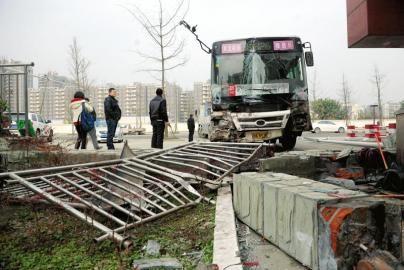 1月6日,成都双华大道,失控后的公交车撞垮一单位的护栏。摄影 刘陈平
