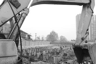 变电站紧邻小区开建引发争议 居民担心电磁辐射