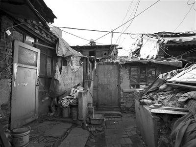 昨日,坐落于西城区南横西街13号的粤东新馆十分破败,院内随处可见杂乱堆放的建筑垃圾,自建房令院内拥挤不堪。新京报记者 黄月 摄