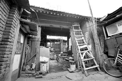 昨日,坐落于西城区南横西街13号的粤东新馆十分破败,院内随处可见杂乱堆放的建筑垃圾,自建房令院内拥挤不堪。新京报记者 黄月 摄