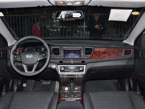 北京现代 2.0L 自动 中控台整体