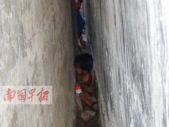 男孩被卡墙缝 家人及邻居无法成功施救获消防救出