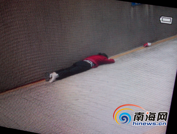 坠楼现场.(南海网记者税博翻拍)