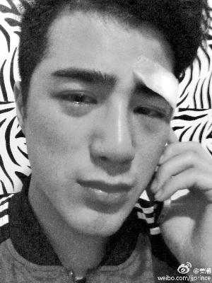 男星9连拍哭照 网友组团围观"矫情男"(图)