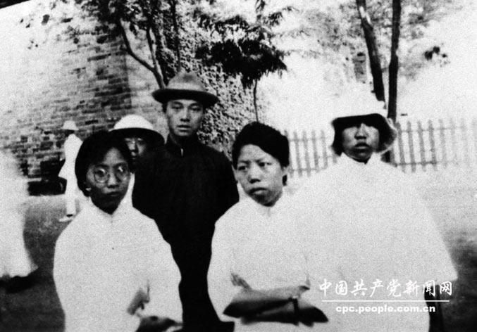 ��ӱ�����Ҷ������������Ա������ͷ