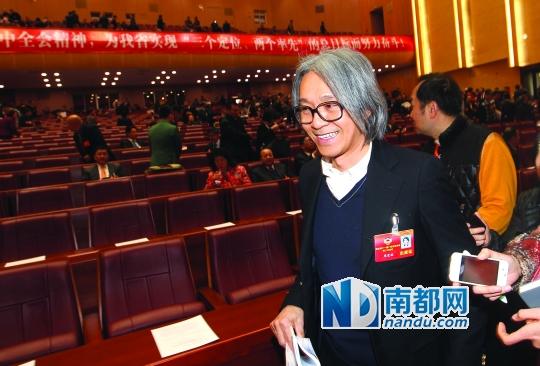 马强 摄还是深色西装,黑框眼镜和一头银灰发,今年省两会周星驰委员(省