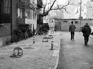 北京停车新规难拔小区地锁 罚款规定效力打折