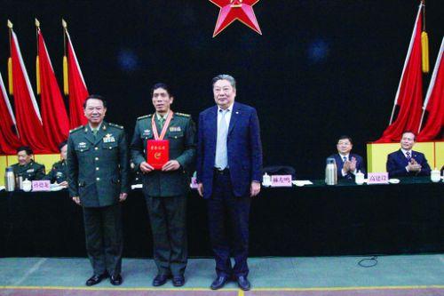 林左鸣,袁继昌为李魁元(中)颁奖.马宁 摄