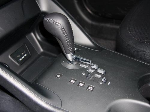 北京现代 2.0L 自动 挂档把手特写