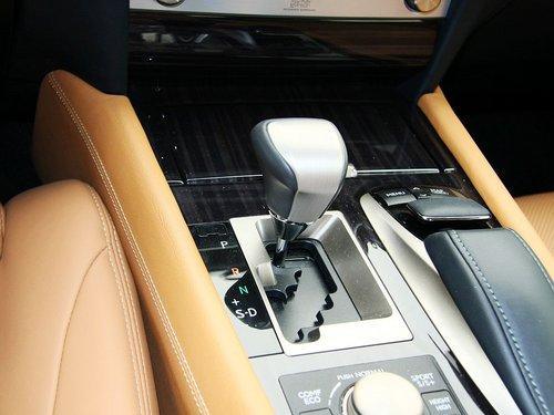 雷克萨斯 5.0L CVT 挂档把手特写