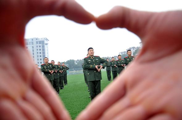 安徽武警推广心理健康操 官兵快乐用手摆心形(图)