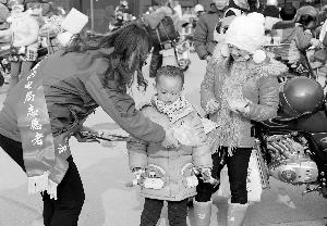 �㶫������־Ը���ǣ�����Ϣ��Ϊ�����ÿ��ṩ��ѵ���ˮ���������ʳ�ͨѶԱ��ͼ