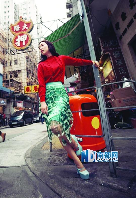 <p> ǰ���ã����Ż��ڹ����Ϸ��������й���۽�ͷΪ��ELLE�������д�棬��˵��������Ҷ�ʱ��Խ��Խ����Ȥ����ɫ�������ķ�װ���Ҿ��÷ǳ���ˬ����������</p>