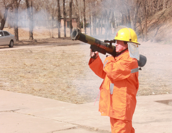 中国slm80灭火发射器首获订单 似单兵火箭筒(图)