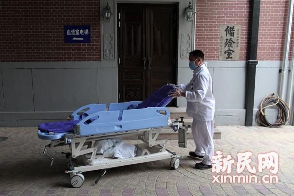 图说:2013年4月16日,复旦投毒案中的受害人黄洋的遗体被送入了