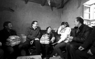 昨天,李克强来到12岁的留守儿童杨康家里,亲切询问屋子暖不暖,上学远不远。