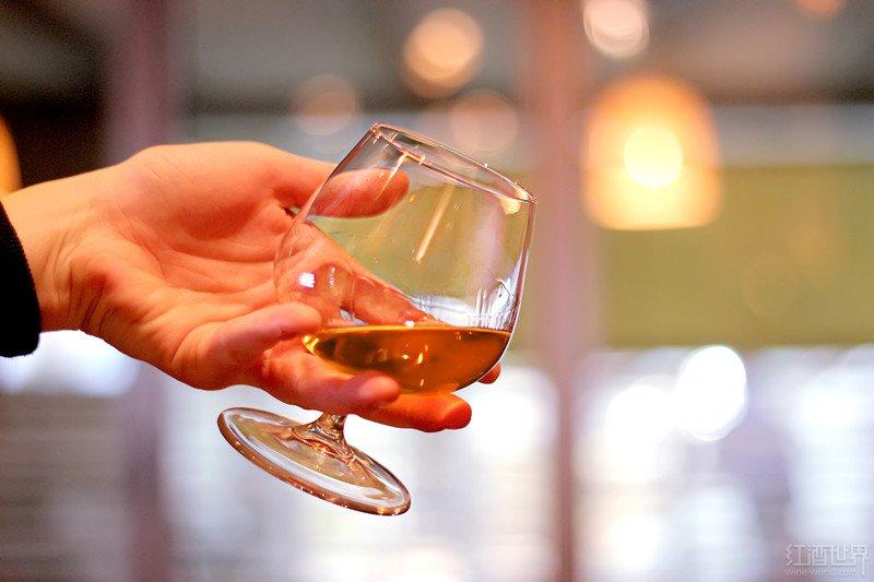 专家示范如何品鉴单一纯麦威士忌(11步)