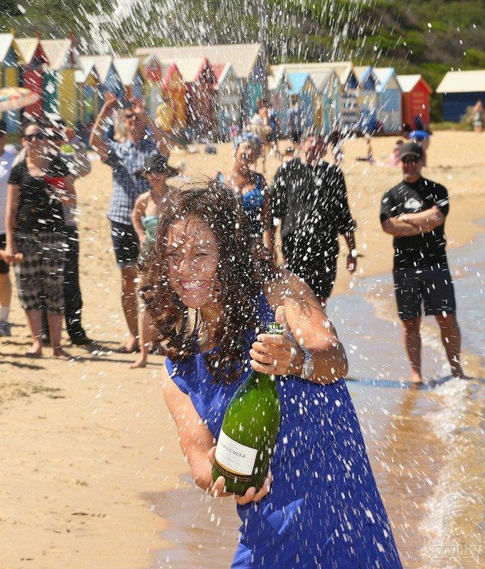 李娜海滩开“香槟”疑云:真的是香槟吗?