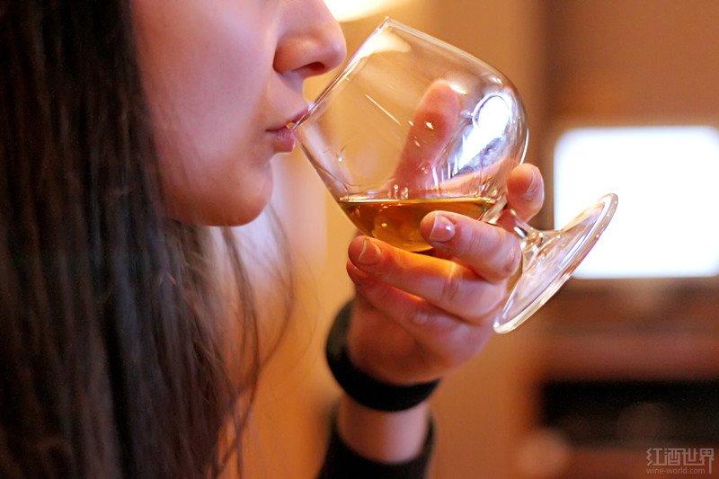 专家示范如何品鉴单一纯麦威士忌(11步)