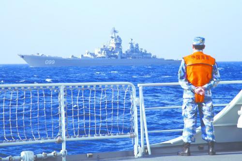 盐城舰与俄“彼得大帝”号巡洋舰结伴而行