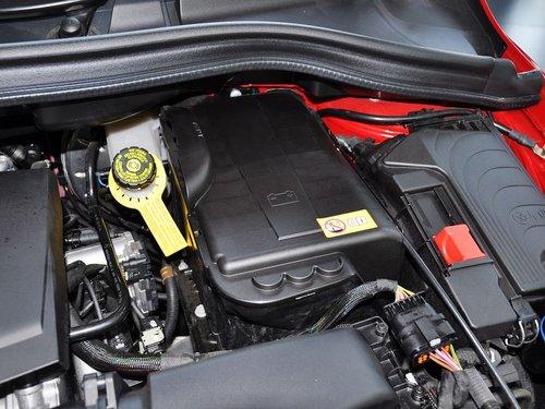 奔驰(进口) B200 1.6T AT 蓄电池特写