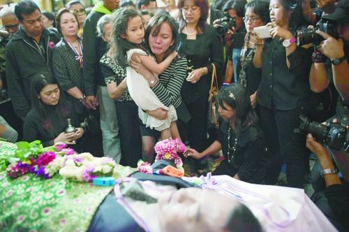 泰国反对派领导人之一素廷的葬礼27日举行。素廷26日在曼谷被子弹击中头部身亡。