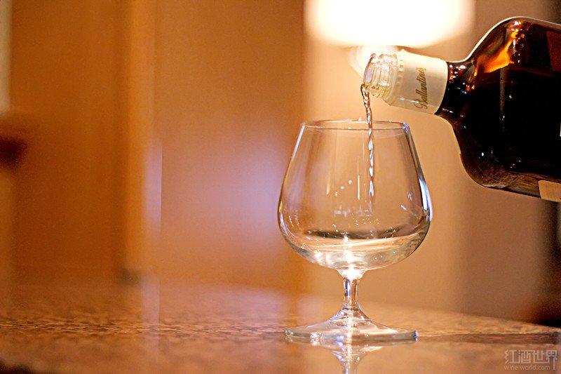 专家示范如何品鉴单一纯麦威士忌(11步)