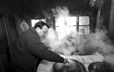 在留守儿童杨康家,李克强仔细了解家里生活状况。